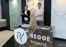 Tussen het keramiek van Regge Projects staan Bart Knol en Wiecher Slaghekke.